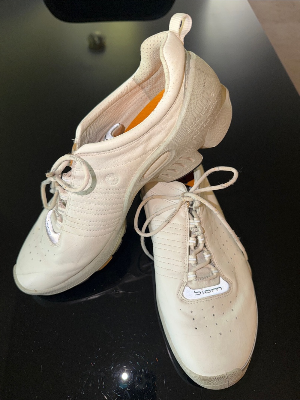 Ecco Men's Cream Leather Lace-Up Sneakers with Subtle Perforation